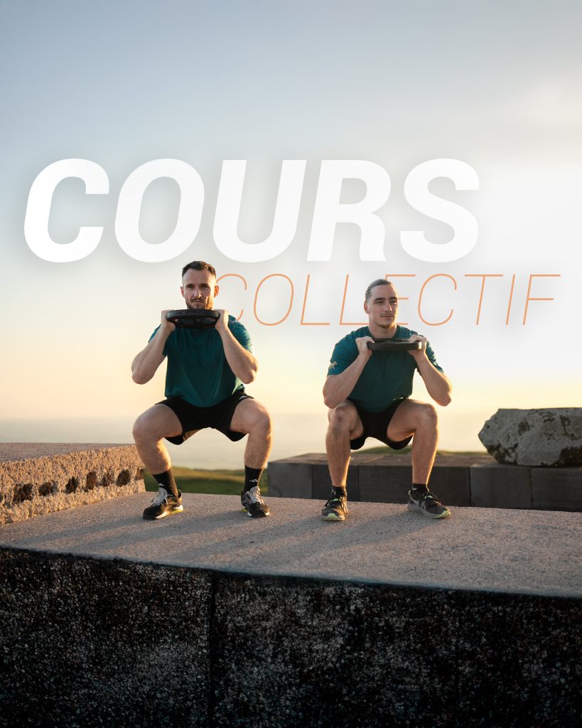 Deux hommes en squats avec un poids dans les mains au coucher du soleil Deux hommes en squats avec un poids dans les mains au coucher du soleil