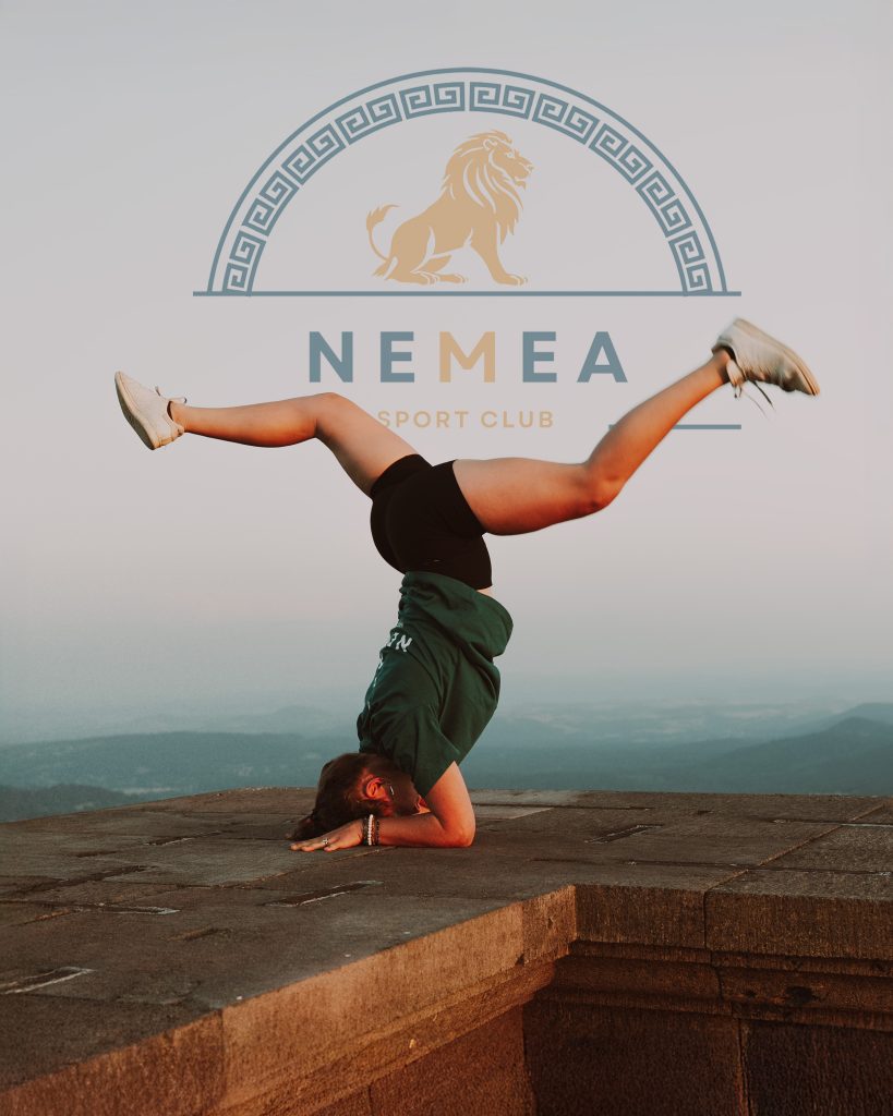 Femme faisant l’équilibre au sommet du Puy de Dôme avec le logo Nemea dans le ciel Femme faisant l’équilibre au sommet du Puy de Dôme avec le logo Nemea dans le ciel