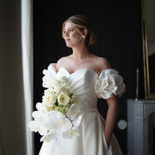 Mariée pendant ses préparatifs au Château d’Aine à Aize, juste après avoir enfilé sa robe, captée dans un style naturel et cinématographique avant la découverte avec le marié.