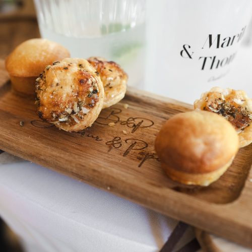 Planche en bois avec amuses bouches posés sur une table lors d'une réception
