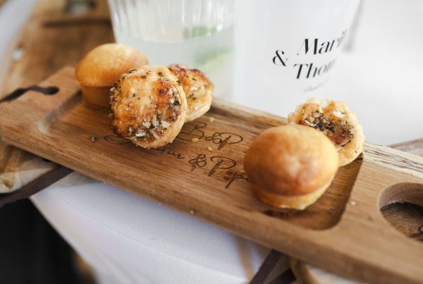 Planche en bois avec amuses bouches posés sur une table lors d'une réception
