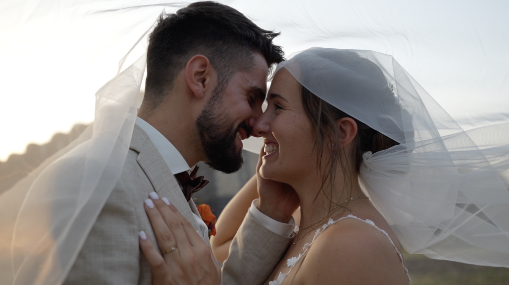 Couple sur le point de s’embrasser lors d’un shooting de mariage au coucher du soleil dans un château à Clermont-Ferrand