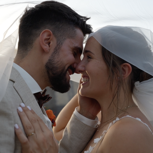 Couple sur le point de s’embrasser lors d’un shooting de mariage au coucher du soleil dans un château à Clermont-Ferrand