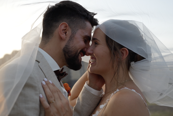 Couple sur le point de s’embrasser lors d’un shooting de mariage au coucher du soleil dans un château à Clermont-Ferrand