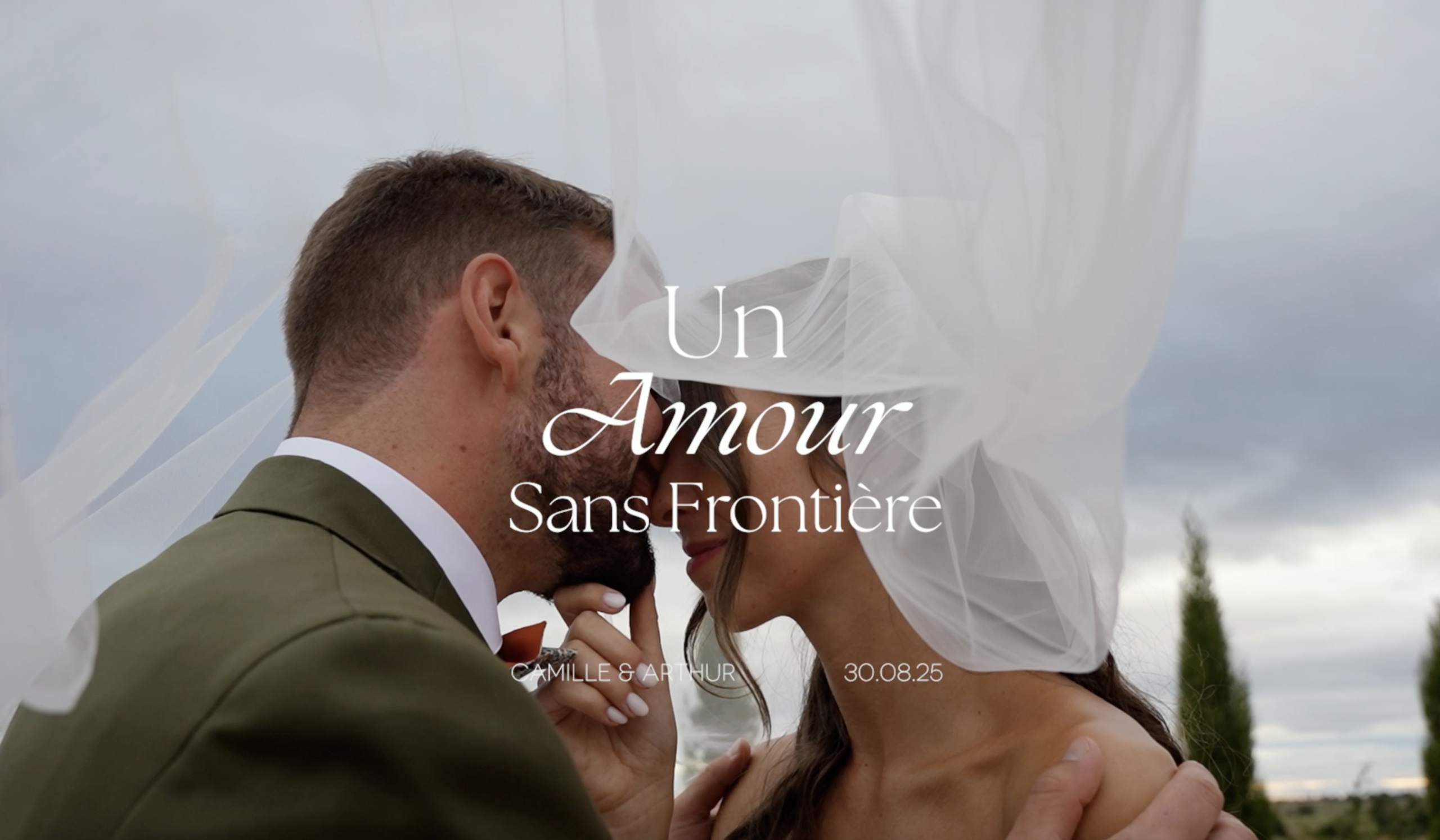 Jeune couple proche sous un voile de mariés sous un ciel nuageux