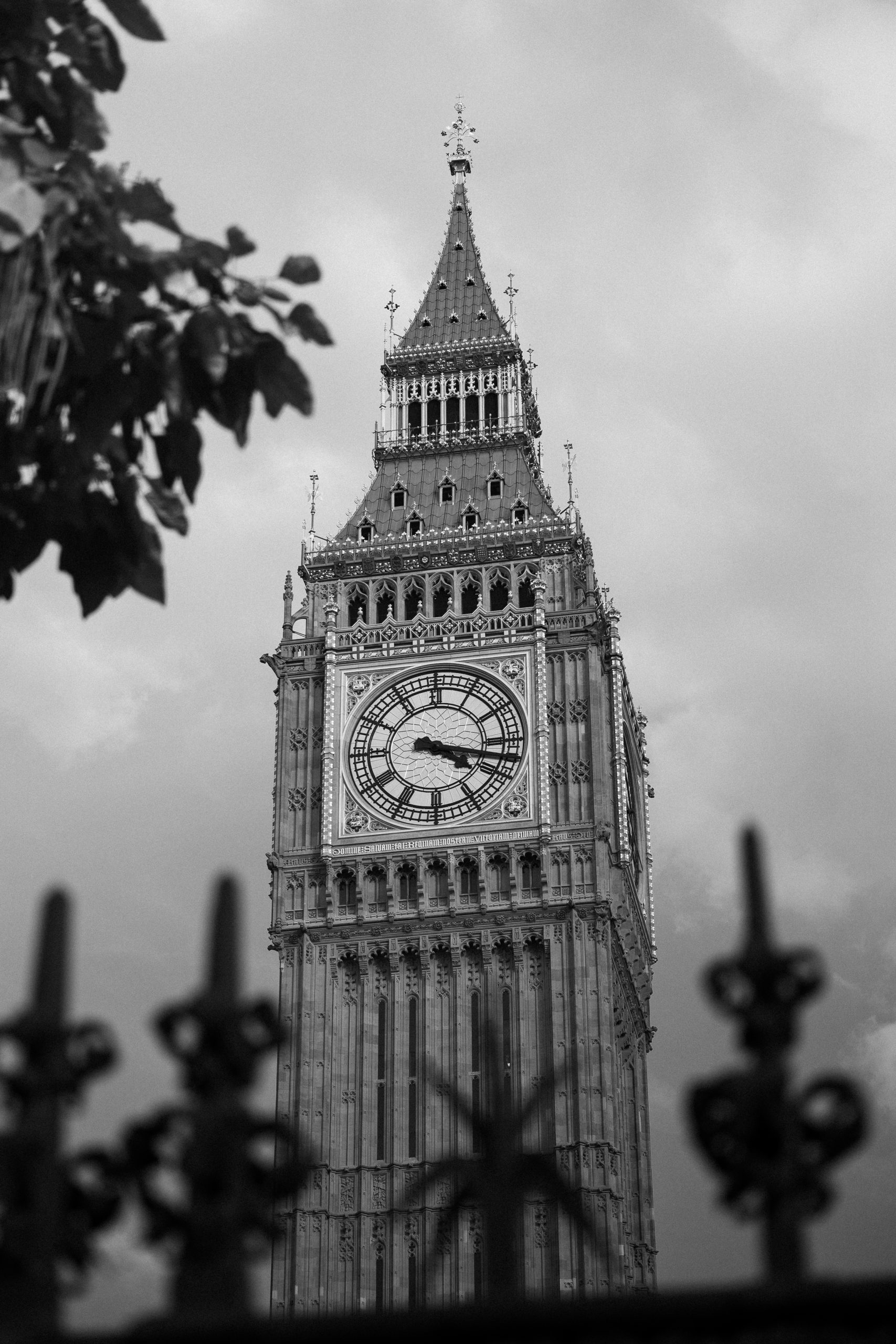 Gros plan du haut de l'horloge de Big Ben en noir et blanc