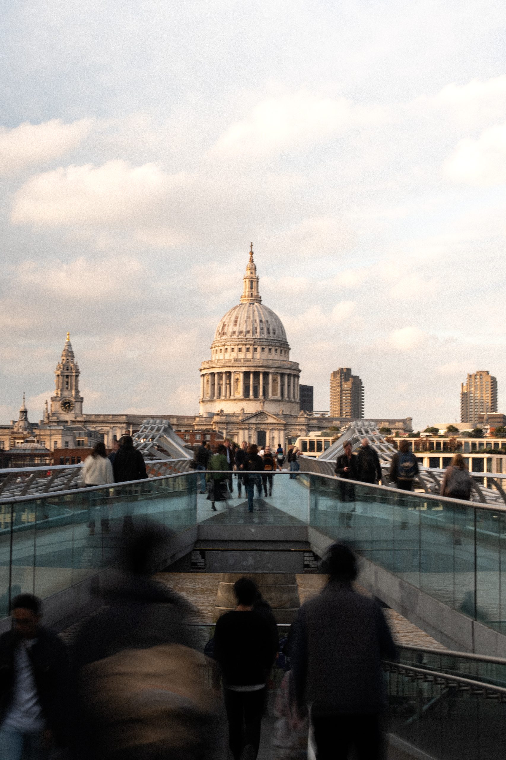 Saint Paul Cathédrale à Londres vue du Millennium Bridge