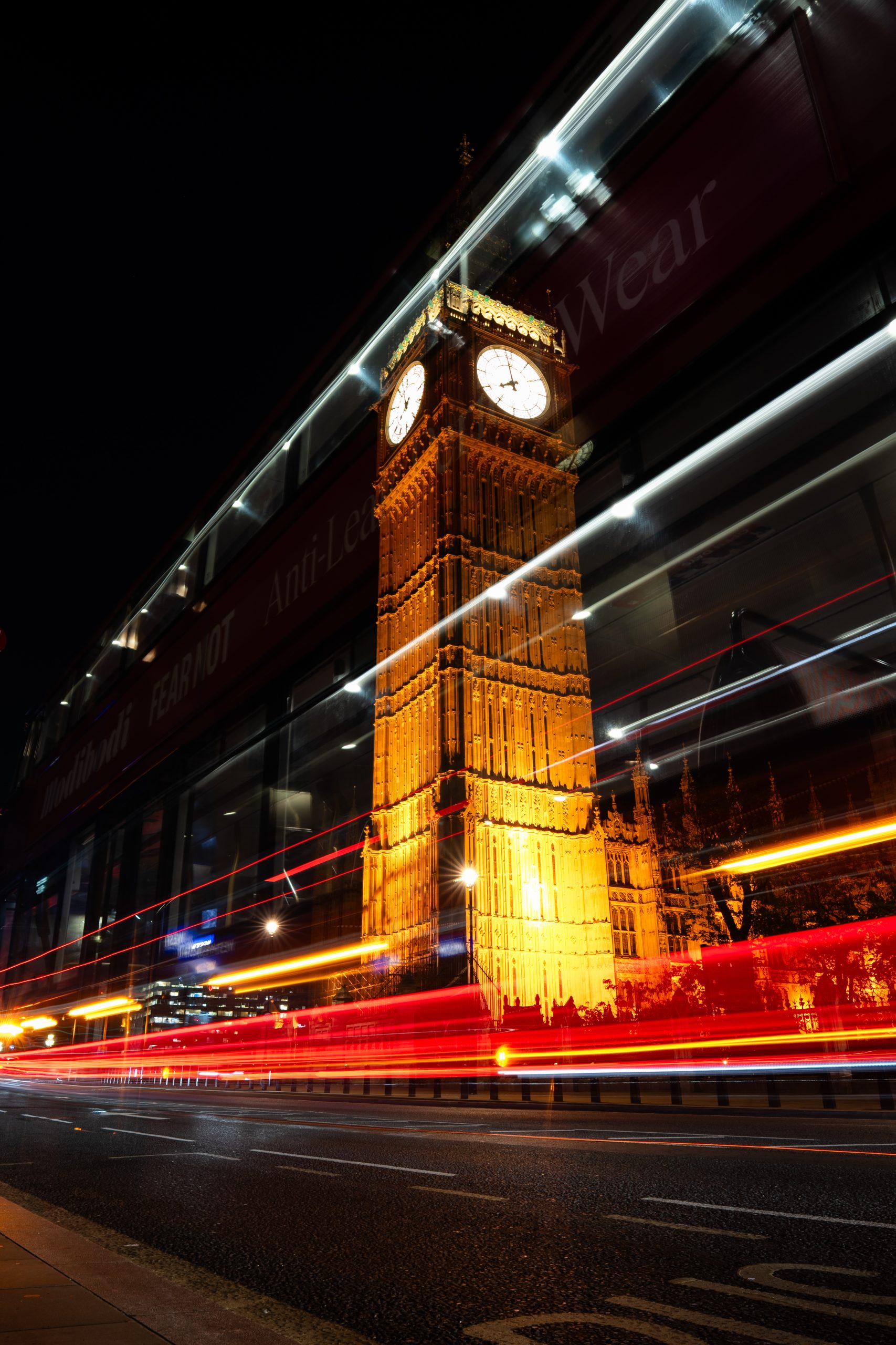 Pose longue au pied de Big ben avec en flou un bus à l'arrêt à Londres