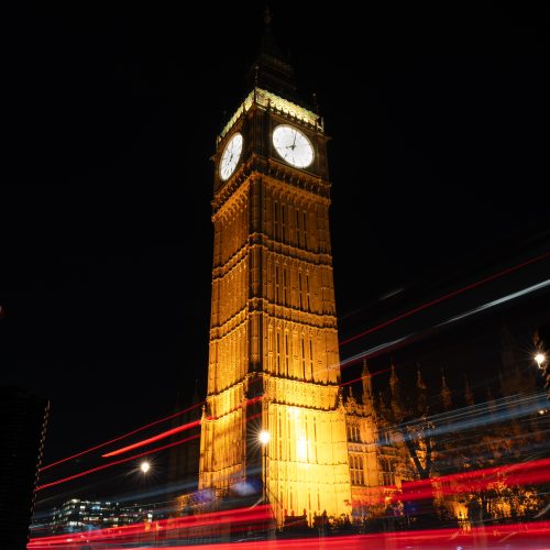 Big Ben à Londres de nuit avec effet motion blur des bus rouges