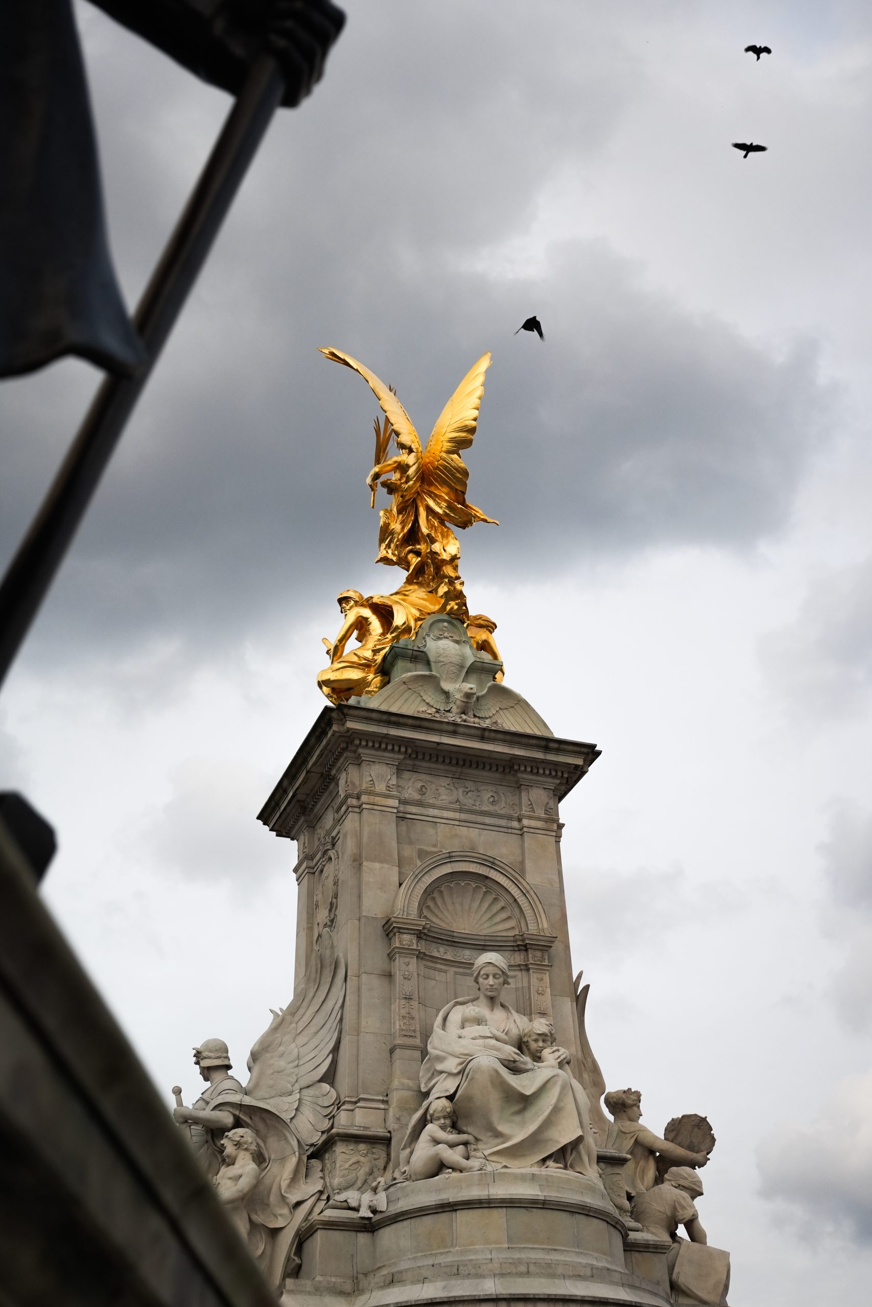 Queen Victoria Mémorial avec un ciel gris nuageux à Londres