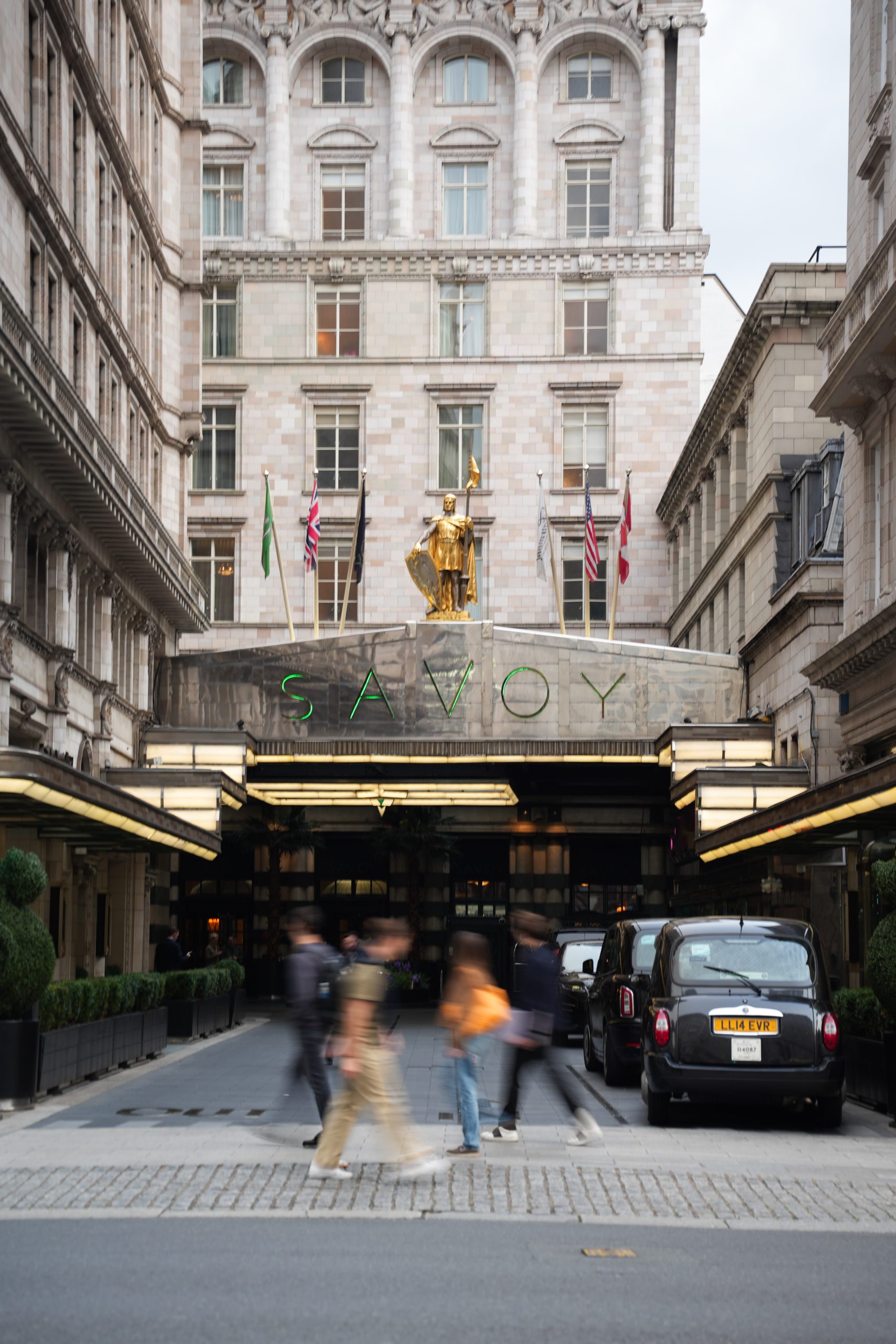 Entrée de l'hôtel Savoy à Londres
