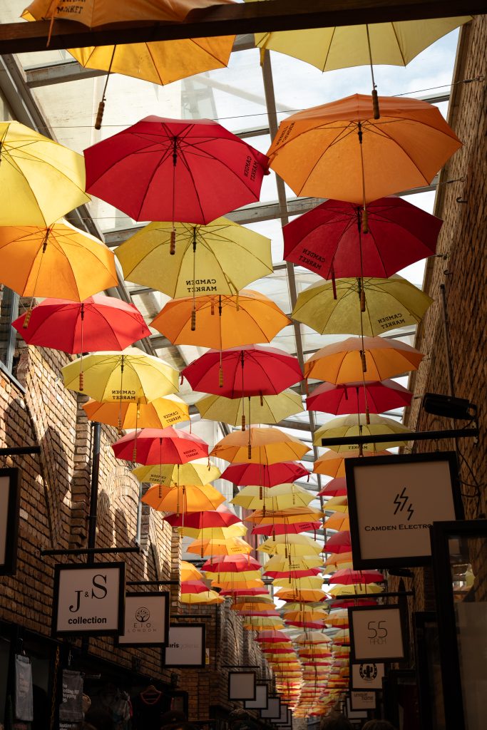Camden Market avec des parapluies colorés, Londres, Royaume-Uni. Des stands et des parapluies colorés au Camden Market de Londres, Royaume-Uni.