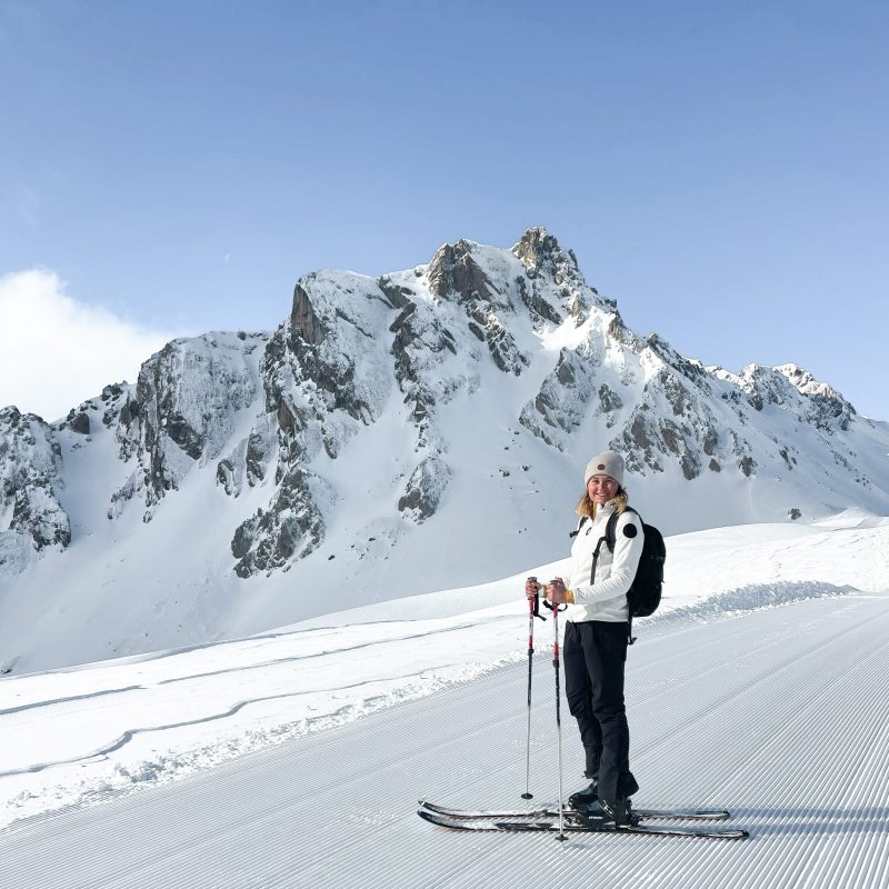 Camille Gambier skiant à Valmorel dans les Alpes françaises, paysage enneigé