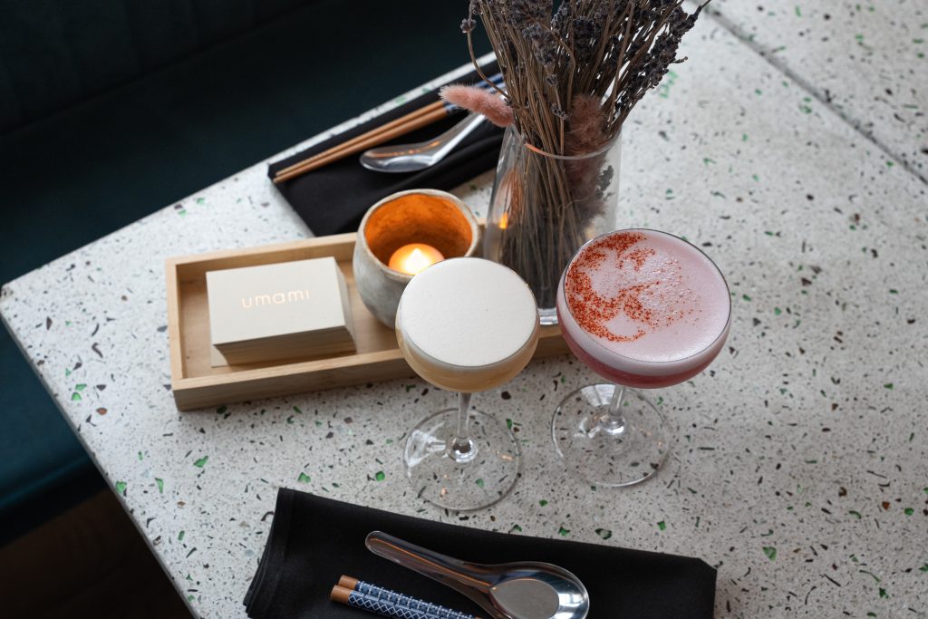 photo restaurant umami à Montréal, deux cocktail posé sur une table avec une ambiance cosy