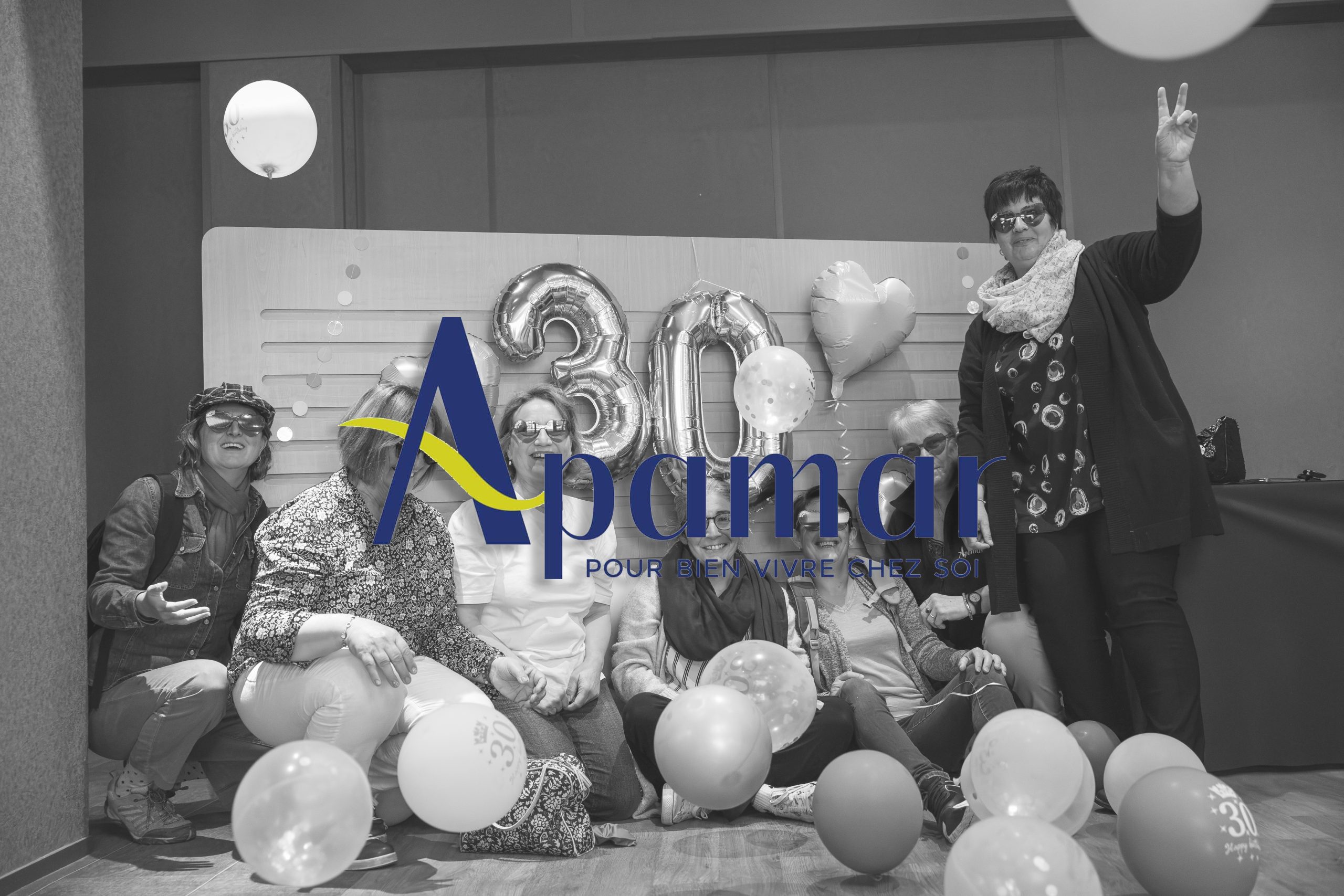 événement de séminaire à Vulcania, des femmes lancent des ballons pour le 30ème anniversaire de leur entreprise.