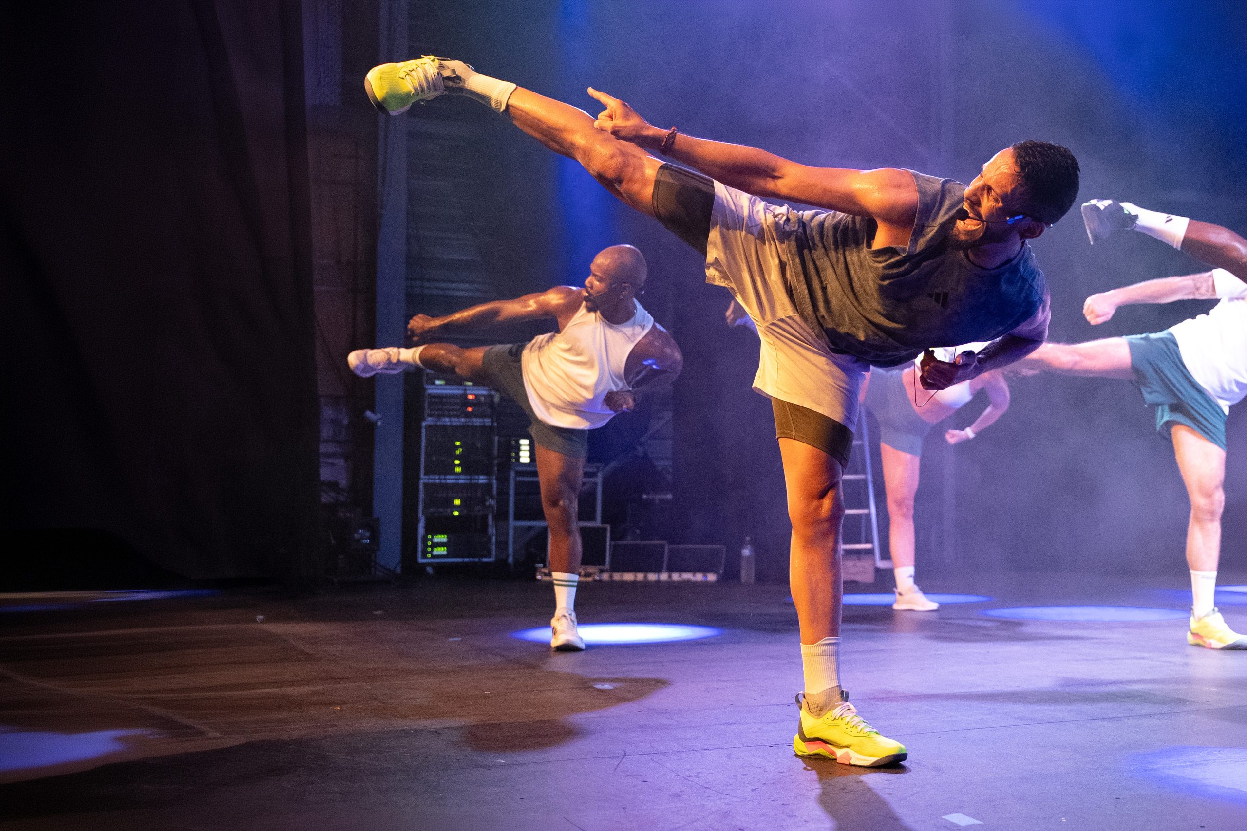 coach sur une scène en train de faire du kick boxing