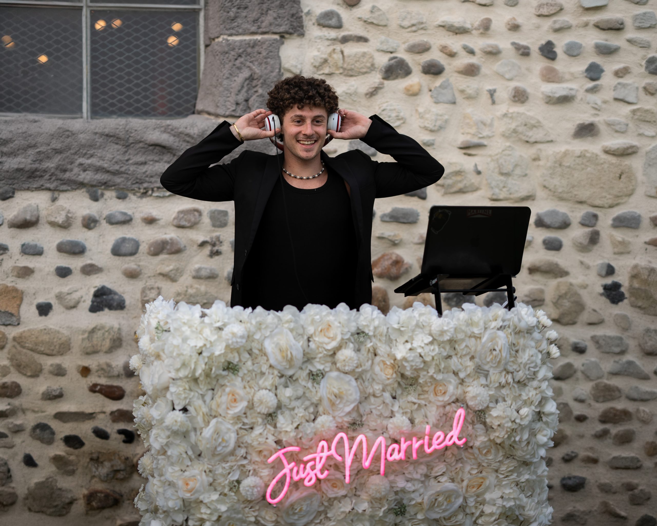 dj qui sourit sur un mariage