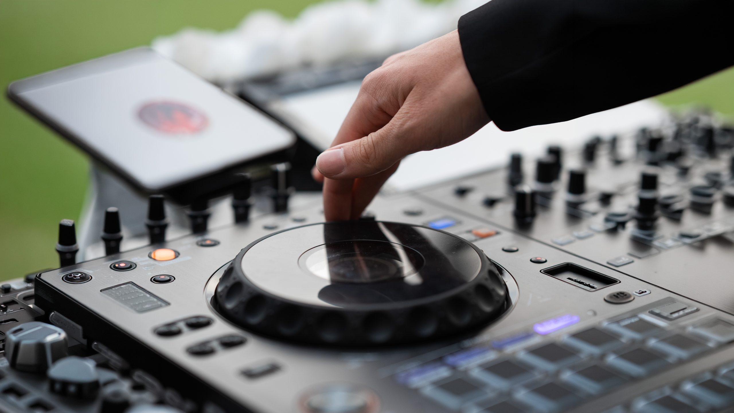 main sur une platine de DJ