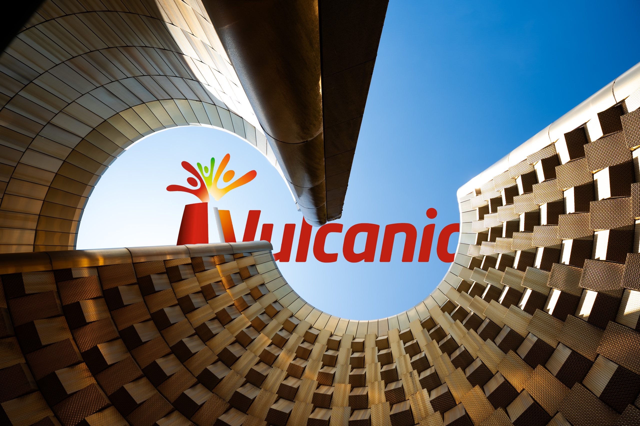 intérieur de vulcania avec un ciel bleu et le logo flottant au milieu