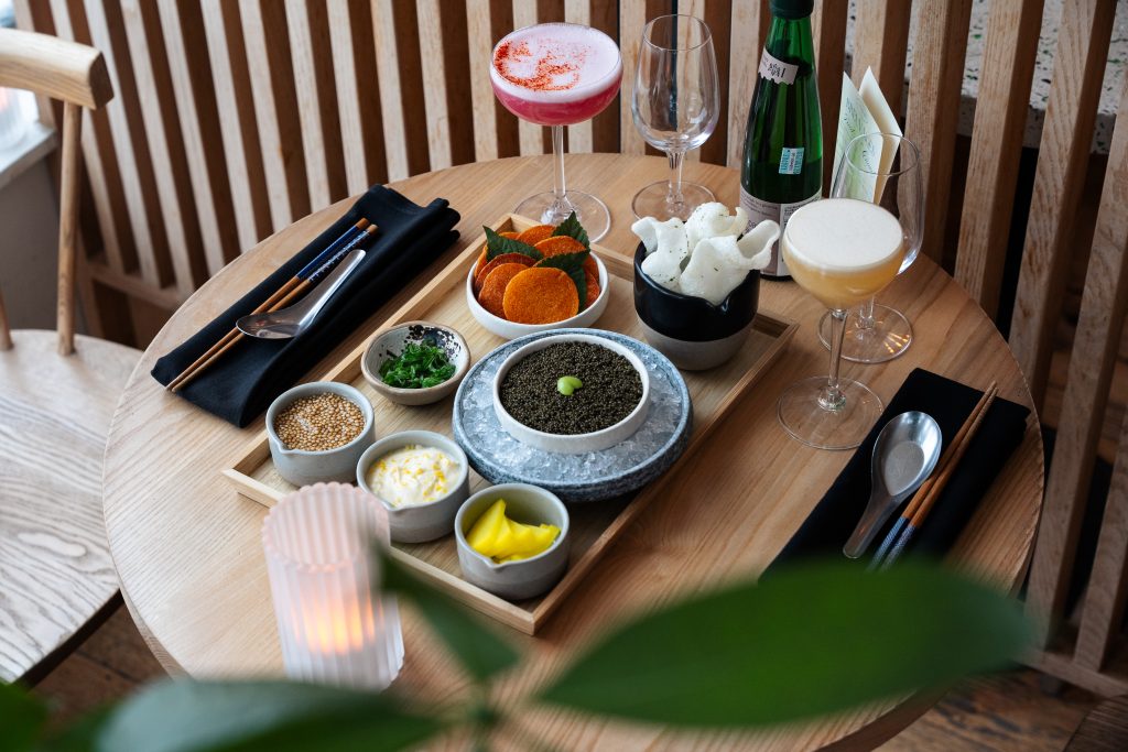 plat de ramen posé sur une table avec des cocktails