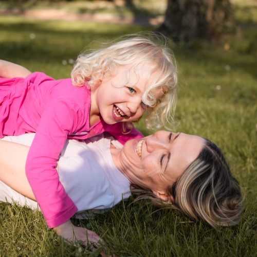 une mère et sa fille dans un parc au coucher du soleil pour un shooting famille