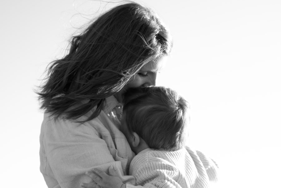 photo en noir et blanc, une mère et son fils au moment du coucher du soleil lors d'un shooting photo